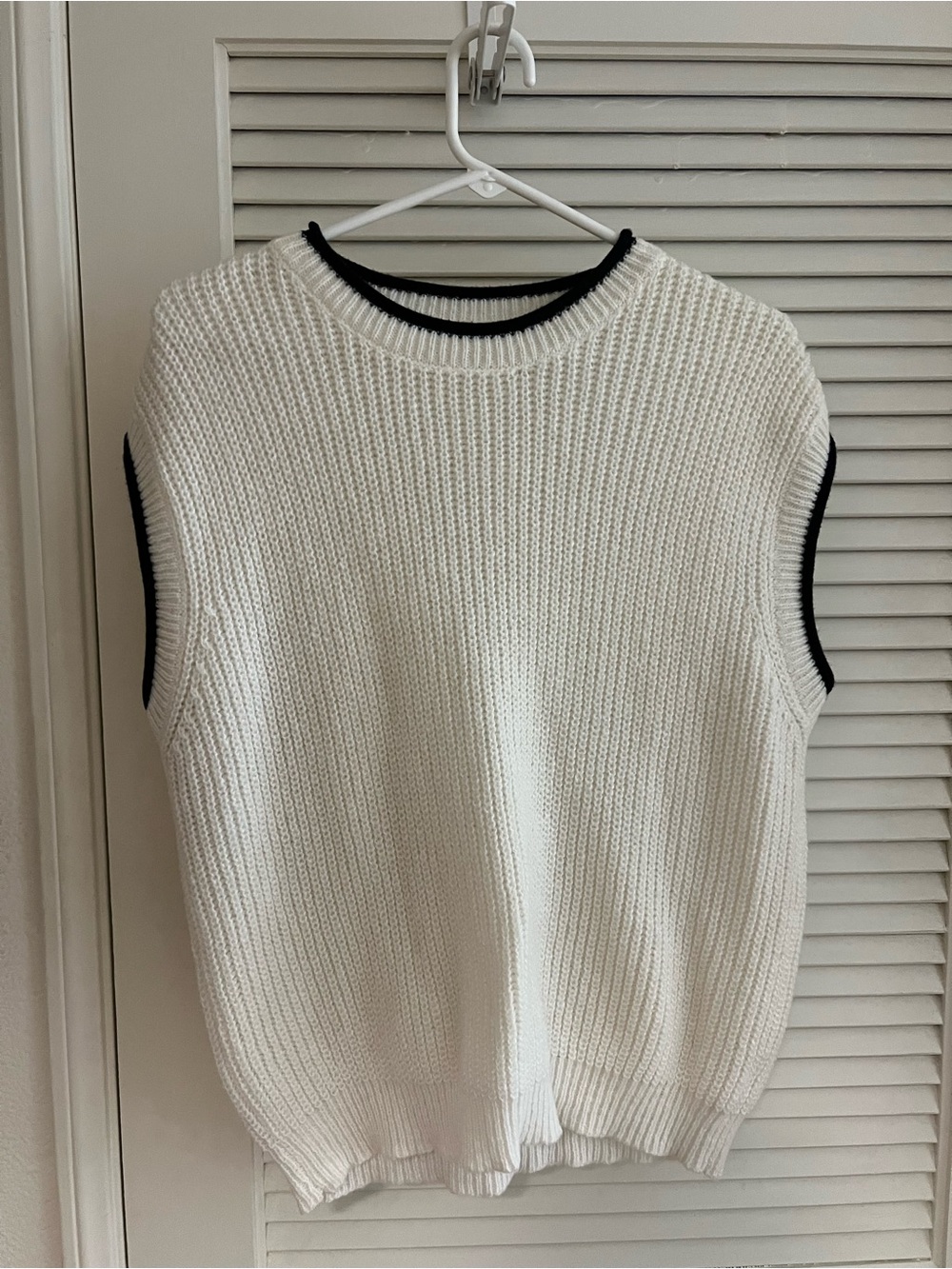 Commense White Knit Sleeveless sweater vest